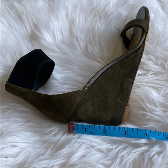 Banana Republic olive green sandal - Picture 14 of 16